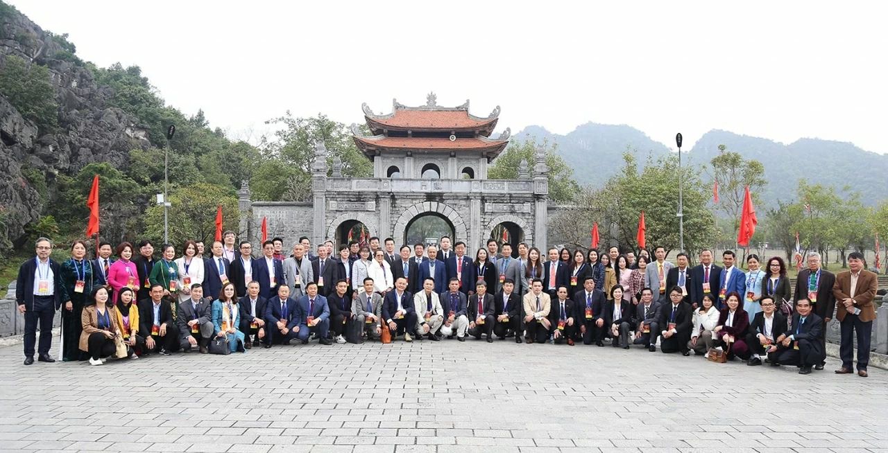 Đoàn kiều bào tham gia Xuân Quê Hương 2026 chụp bức ảnh lưu niệm. (Ảnh: Thành Long)