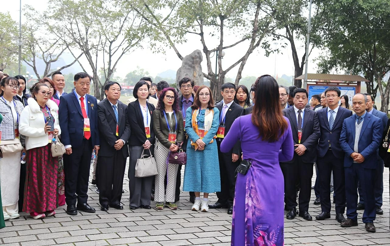 Sáng 7/2, Đoàn kiều bào tiêu biểu 100 kiều bào đến từ 32 quốc gia và vùng lãnh thổ đã về tỉnh Ninh Bình dâng hương tưởng niệm tại Khu di tích lịch sử – văn hóa Cố đô Hoa Lư. (Ảnh: Thành Long)