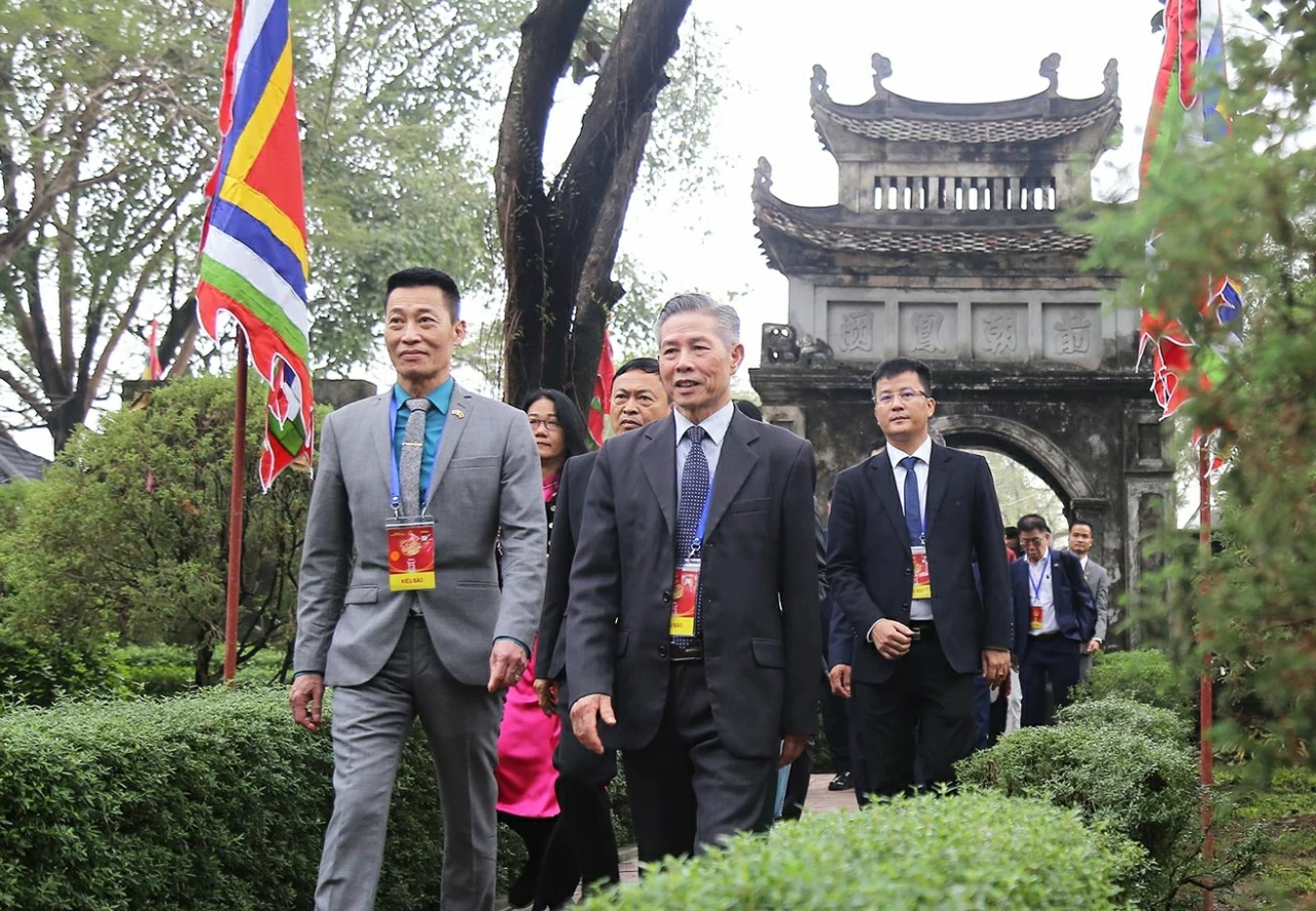 Nhiều kiều bào xúc động chia sẻ, dù sinh sống, học tập và làm việc xa quê hương nhiều năm, nhưng mỗi dịp trở về tham dự Xuân Quê Hương, đặc biệt là được dâng hương tại những địa danh lịch sử linh thiêng của dân tộc, đều mang lại cảm xúc thiêng liêng, bồi hồi khó quên. Đây không chỉ là chuyến đi về nguồn mà còn là dịp để mỗi người thêm hiểu, thêm yêu và thêm tự hào về cội nguồn dân tộc Việt Nam. (Ảnh: Thành Long)