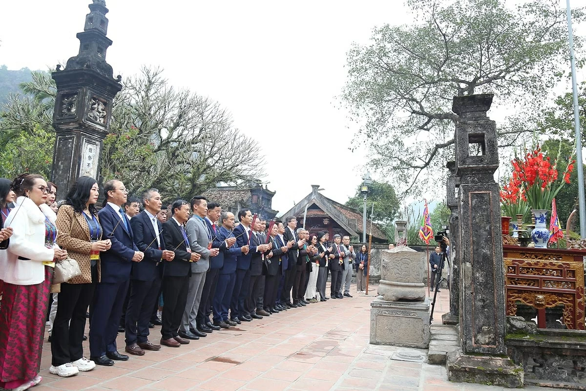Trong không khí trang nghiêm, thành kính, các đại biểu kiều bào đã dâng hương, hoa và dành phút mặc niệm tưởng nhớ Vua Đinh Tiên Hoàng – người có công dẹp loạn 12 sứ quân, lập nên Nhà nước Đại Cồ Việt. (Ảnh: Thành Long)