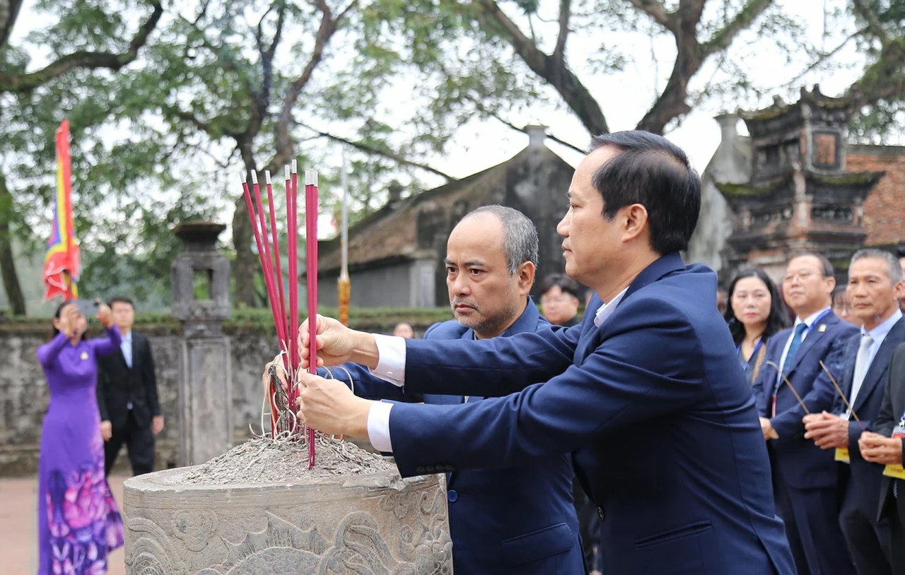 Ông Nguyễn Trung Kiên, Chủ nhiệm Ủy ban Nhà nước về người Việt Nam ở nước ngoài và ông Trần Đăng An, Phó chủ tịch Ủy ban MTTQ Việt Nam tại tỉnh Ninh Bình dâng hương tại Khu di tích Đền Thờ Vua Đinh. (Ảnh: Thành Long)