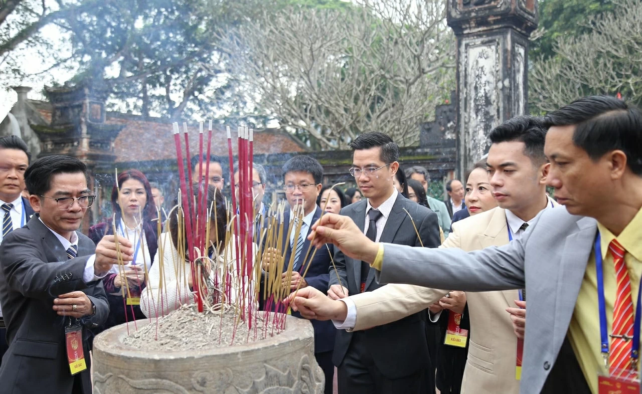 Trong không khí trang nghiêm, thành kính, các đại biểu kiều bào đã dâng hương, hoa và dành phút mặc niệm tưởng nhớ Vua Đinh Tiên Hoàng – người có công dẹp loạn 12 sứ quân, lập nên Nhà nước Đại Cồ Việt. (Ảnh: Thành Long)