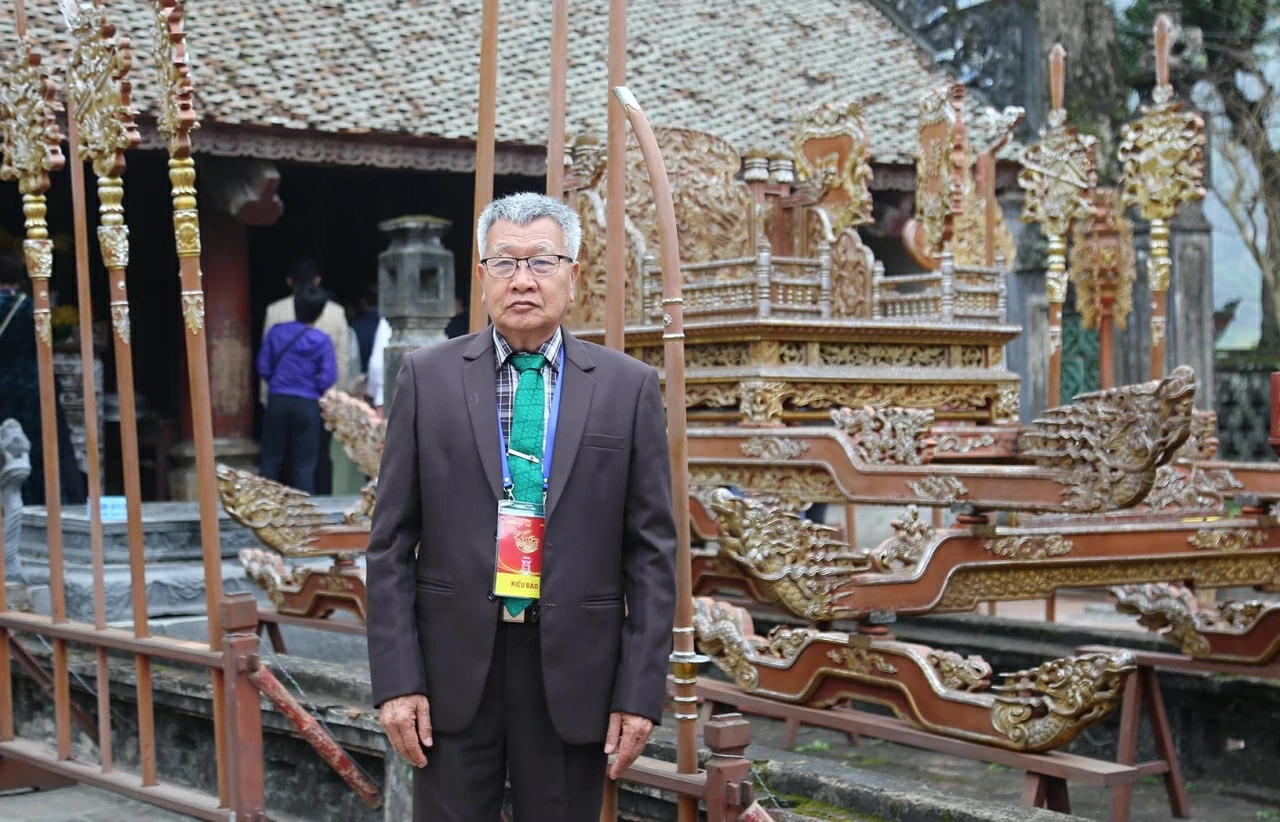 Ông Nguyễn Đức Sáu (kiều bào Lào) chia sẻ với Báo Thế giới & Việt Nam rằng dù năm nào cũng về nước nhưng đây là lần đầu tiên tôi đặt chân tới Khu di tích lịch sử – văn hóa Cố đô Hoa Lư. Thực sự xúc động và hạnh phúc khi được chứng kiến vẻ đẹp thiên nhiên và văn hóa hùng vĩ nơi đây. Được nghe về lịch sử về Vua Đinh Tiên Hoàng và Vua Lê Đại Hành, tôi tin rằng không có một người con Việt Nam nào trên khắp thế giới đều tự hào về tổ quốc Việt Nam. (Ảnh: Thành Long)