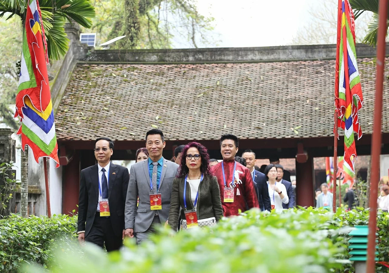 Tiếp sau, đoàn kiều bào di chuyển đến Vua Lê Đại Hành – vị anh hùng dân tộc có công bảo vệ vững chắc nền độc lập, đưa đất nước phát triển thịnh trị. Trước anh linh các bậc tiền nhân, đoàn bày tỏ lòng biết ơn sâu sắc đối với truyền thống lịch sử hào hùng của dân tộc, nguyện tiếp tục phát huy tinh thần yêu nước, đoàn kết, hướng về Tổ quốc. (Ảnh: Thành Long)