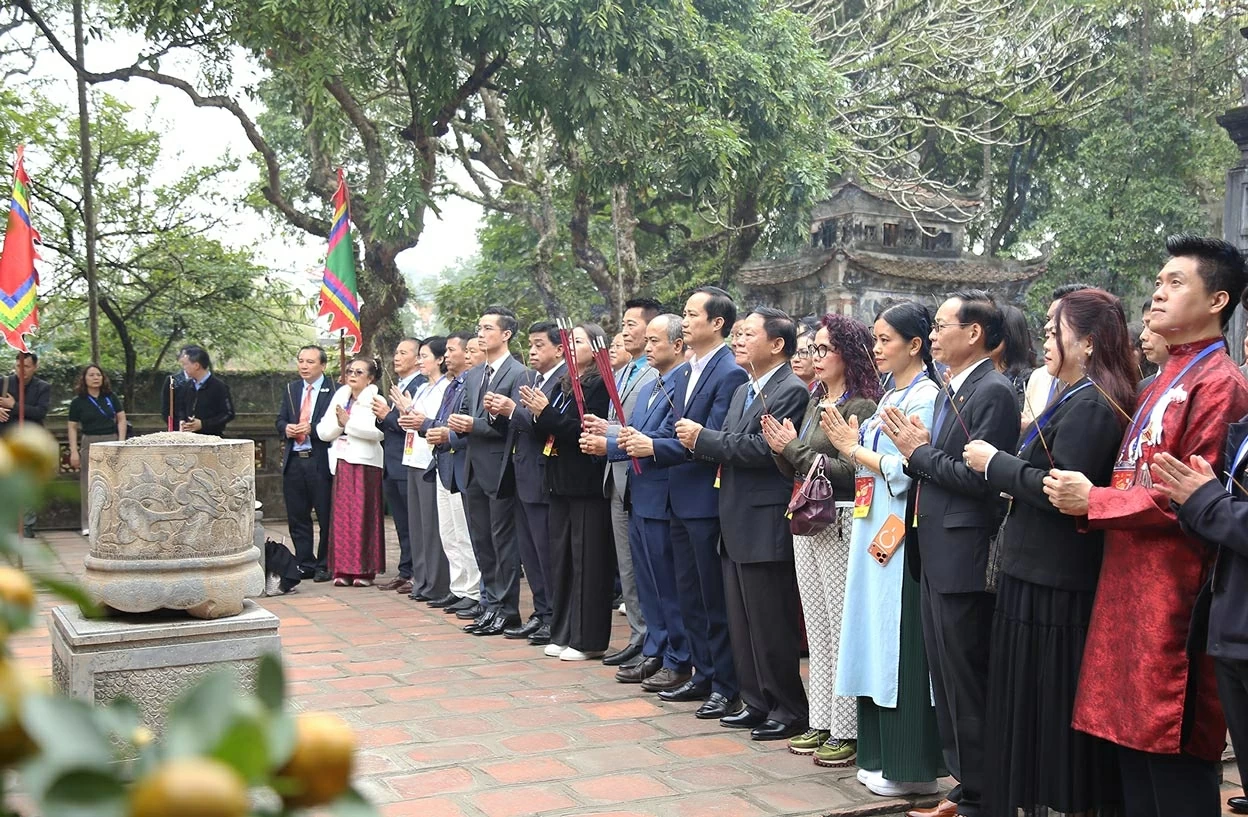 Trước anh linh các bậc tiền nhân, đoàn bày tỏ lòng biết ơn sâu sắc đối với truyền thống lịch sử hào hùng của dân tộc, nguyện tiếp tục phát huy tinh thần yêu nước, đoàn kết, hướng về Tổ quốc.