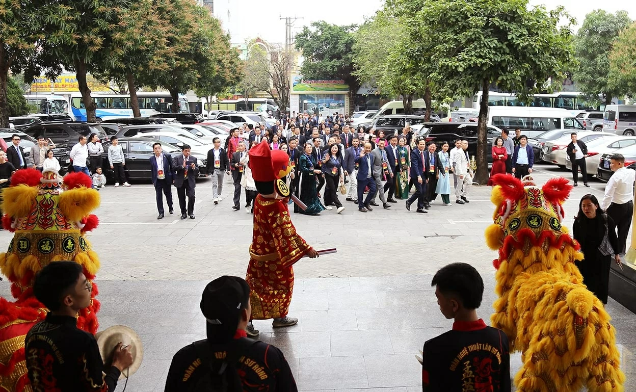 UBND tỉnh Ninh Bình chào đón đoàn đại biểu kiều bào bằng điệu Múa lân truyền thống. (Ảnh: Thành Long)