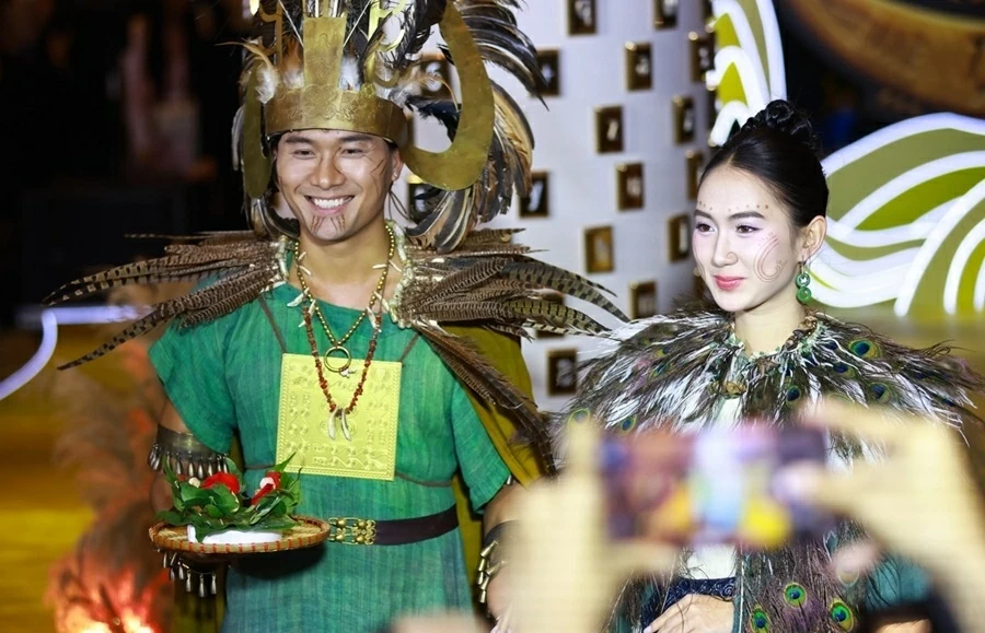 Tết Bính Ngọ xem 'Huyền Tình Dạ Trạch' để tự hào về con Rồng cháu Tiên Tết Bính Ngọ xem 'Huyền Tình Dạ Trạch' để tự hào về con Rồng cháu Tiên