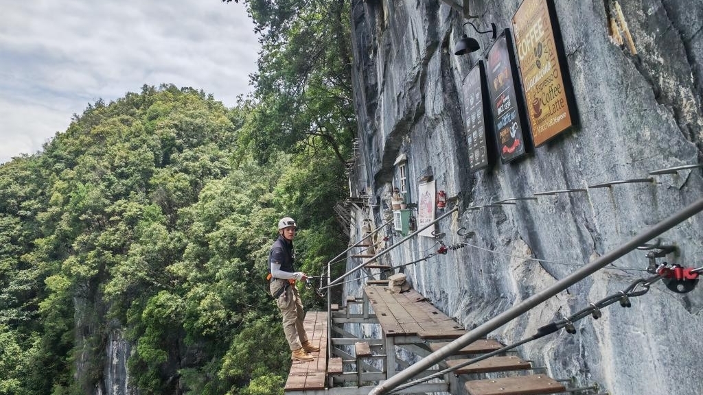 Độc lạ trải nghiệm cà phê 'treo mình' trên vách đá ở Tây Nam Trung Quốc