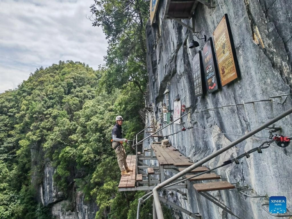 Độc lạ trải nghiệm cà phê 'treo mình' trên vách đá ở Tây Nam Trung Quốc