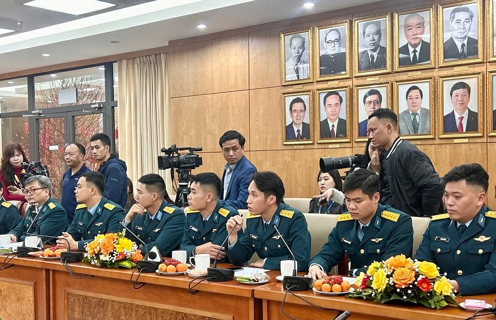 Vươn cao Việt Nam: Cuộc gặp gỡ đặc biệt của những thế hệ chinh phục bầu trời” Vươn cao Việt Nam: Cuộc gặp gỡ đặc biệt của những thế hệ chinh phục bầu trời”