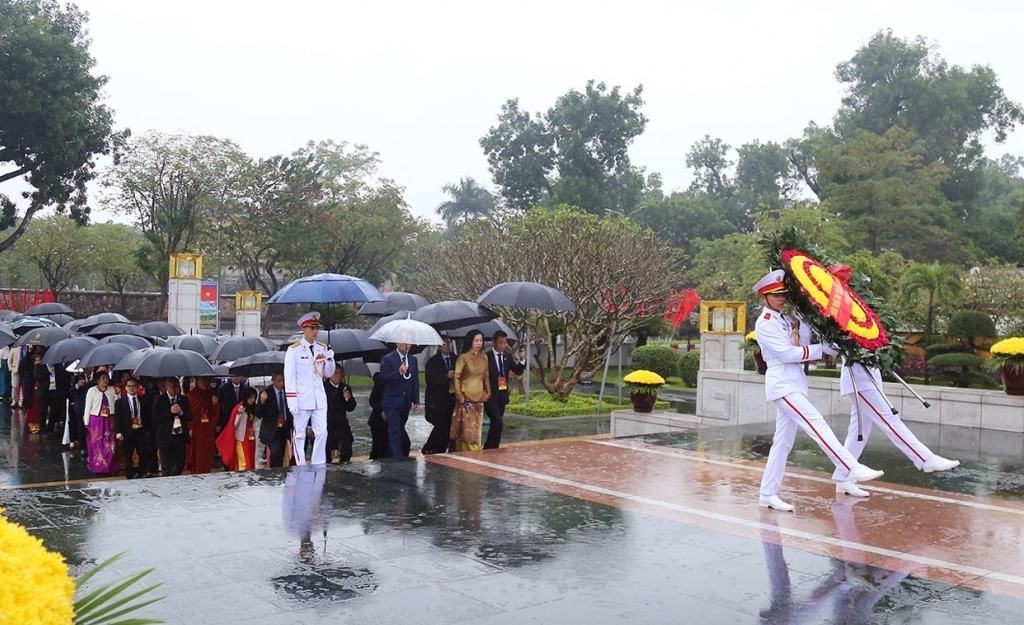 Đoàn kiều bào Xuân Quê hương 2026 vào Lăng viếng Chủ tịch Hồ Chí Minh, đặt vòng hoa tưởng niệm các Anh hùng liệt sĩ