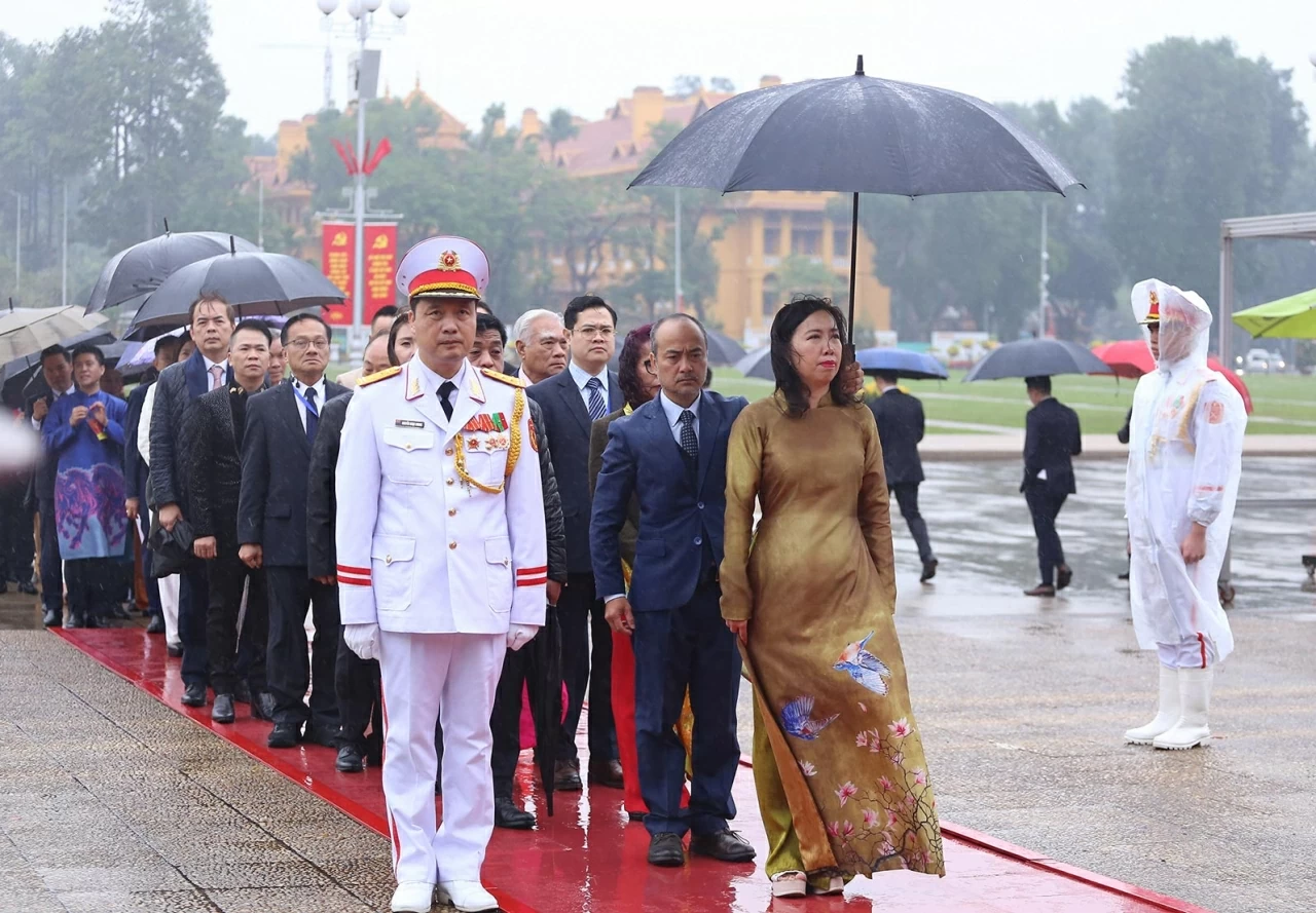 Sáng 8/2, dưới thời tiết mưa lạnh tại Hà Nội, Thứ trưởng Ngoại giao Lê Thị Thu Hằng dẫn đầu đoàn kiều bào tiêu biểu đã vào Lăng viếng Chủ tịch Hồ Chí Minh. (Ảnh: Thành Long)