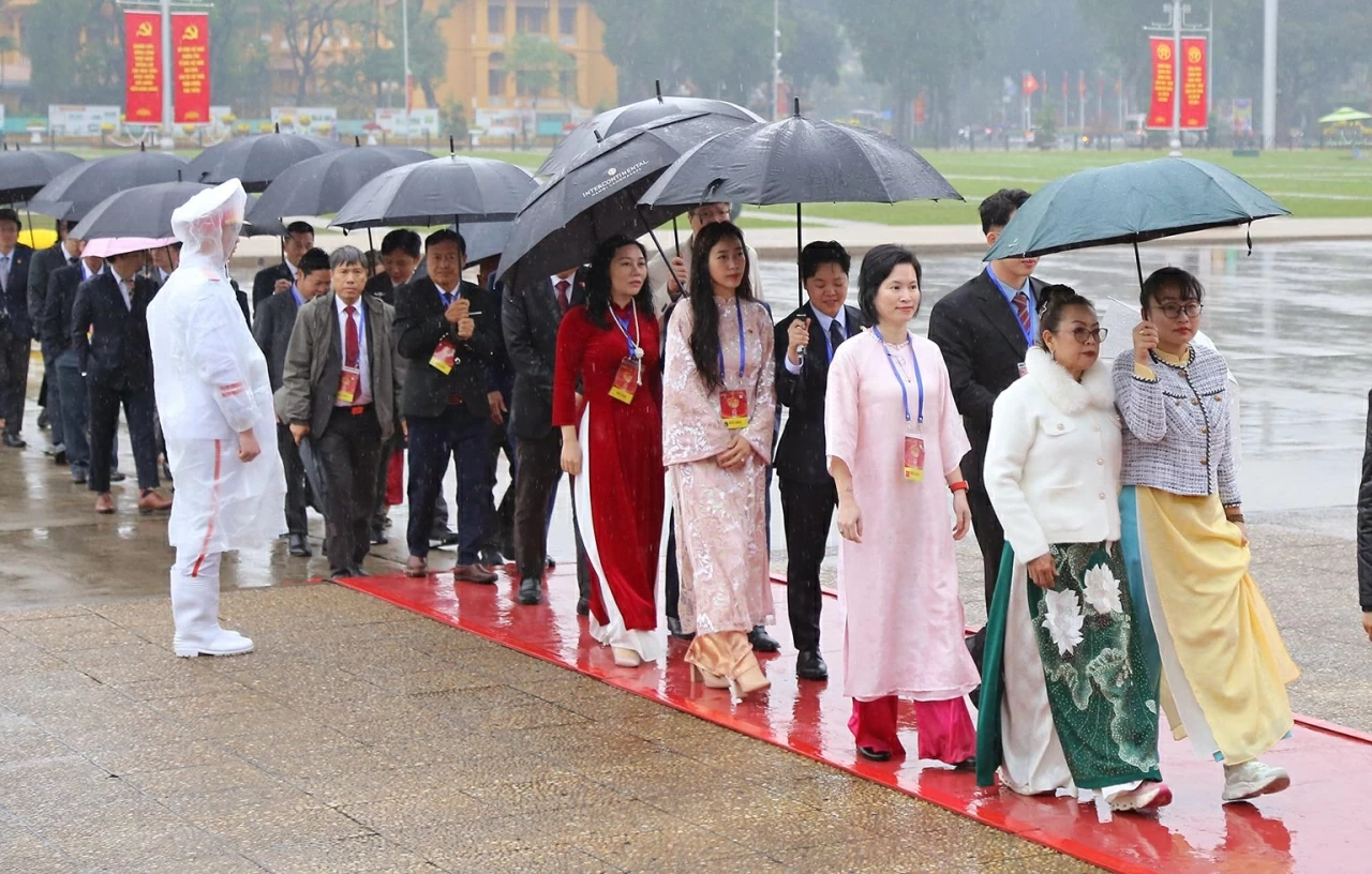 Tham dự chương trình có 100 kiều bào tiêu biểu trở về từ nhiều quốc gia trên thế giới, trong đó có các doanh nhân, trí thức, đại diện các hội đoàn người Việt Nam ở nước ngoài. (Ảnh: Thành Long)