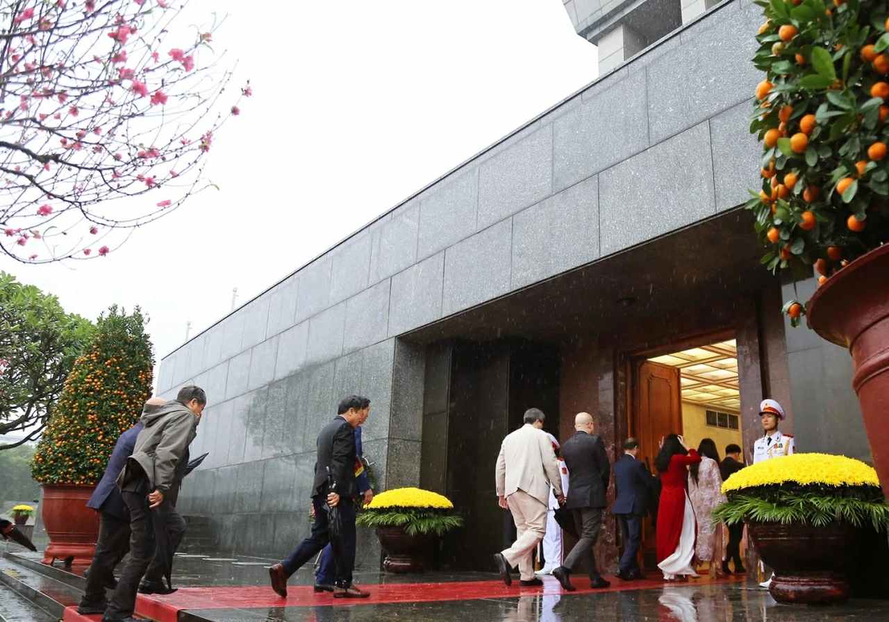 Đây là dịp để mọi người cùng hướng về một Việt Nam đầy khát vọng, vươn mình mạnh mẽ trong kỷ nguyên mới, sẵn sàng đón nhận những thách thức và cơ hội để phát triển bền vững. 