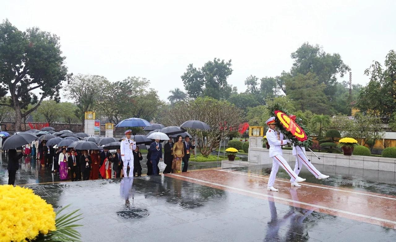 Ngay sau đó, đoàn đặt vòng hoa tại Đài tưởng niệm các Anh hùng liệt sĩ trên đường Bắc Sơn, Hà Nội. (Ảnh: Thành Long)