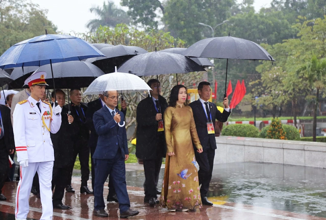 Trong không khí trang nghiêm, xúc động, các đại biểu đã thành kính đặt vòng hoa mang dòng chữ “Đời đời nhớ ơn các Anh hùng liệt sĩ”, bày tỏ lòng tri ân sâu sắc đối với những người con ưu tú của dân tộc đã anh dũng hy sinh vì độc lập, tự do của Tổ quốc. (Ảnh: Thành Long)
