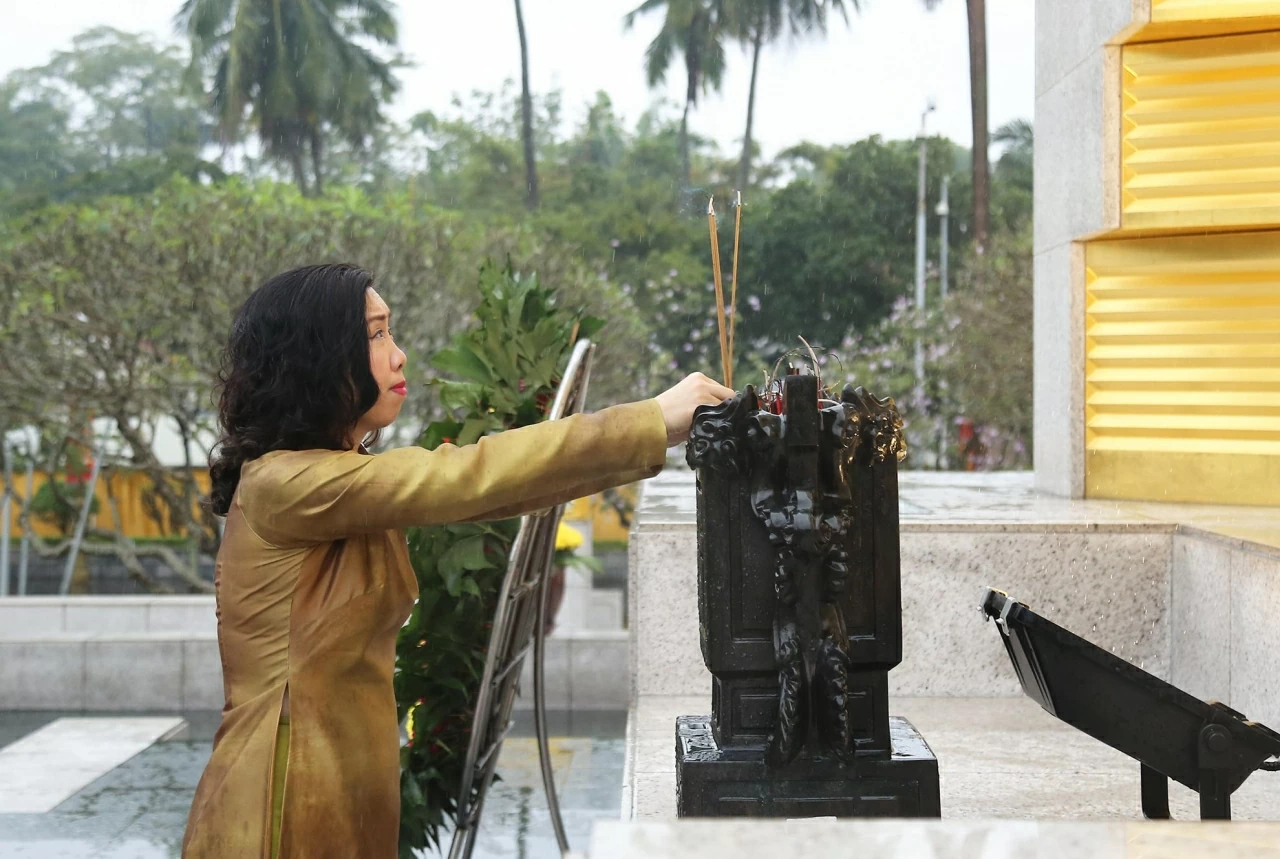 Thứ trưởng Ngoại giao Lê Thị Thu Hằng thắp nén hương thành kính tưởng nhớ các Anh hùng liệt sĩ. (Ảnh: Thành Long)