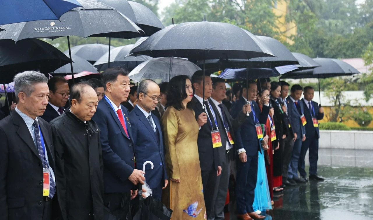 Trong không khí trang nghiêm, xúc động, các đại biểu đã thành kính đặt vòng hoa mang dòng chữ “Đời đời nhớ ơn các Anh hùng liệt sĩ”, bày tỏ lòng tri ân sâu sắc đối với những người con ưu tú của dân tộc đã anh dũng hy sinh vì độc lập, tự do của Tổ quốc. (Ảnh: Thành Long)