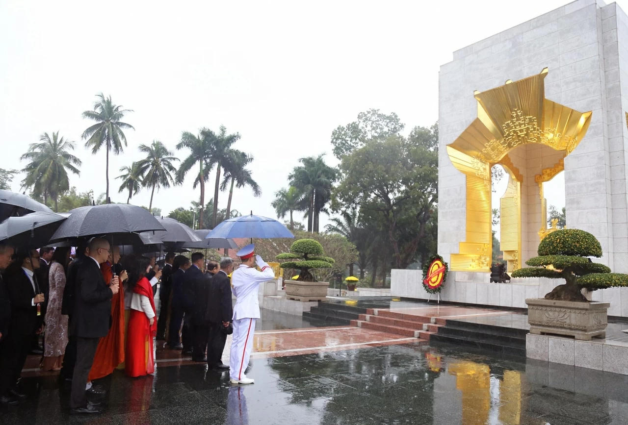 Đoàn dành một phút mặc niệm tưởng nhớ tới hy sinh vì độc lập, tự do của Tổ quốc. (Ảnh: Thành Long)
