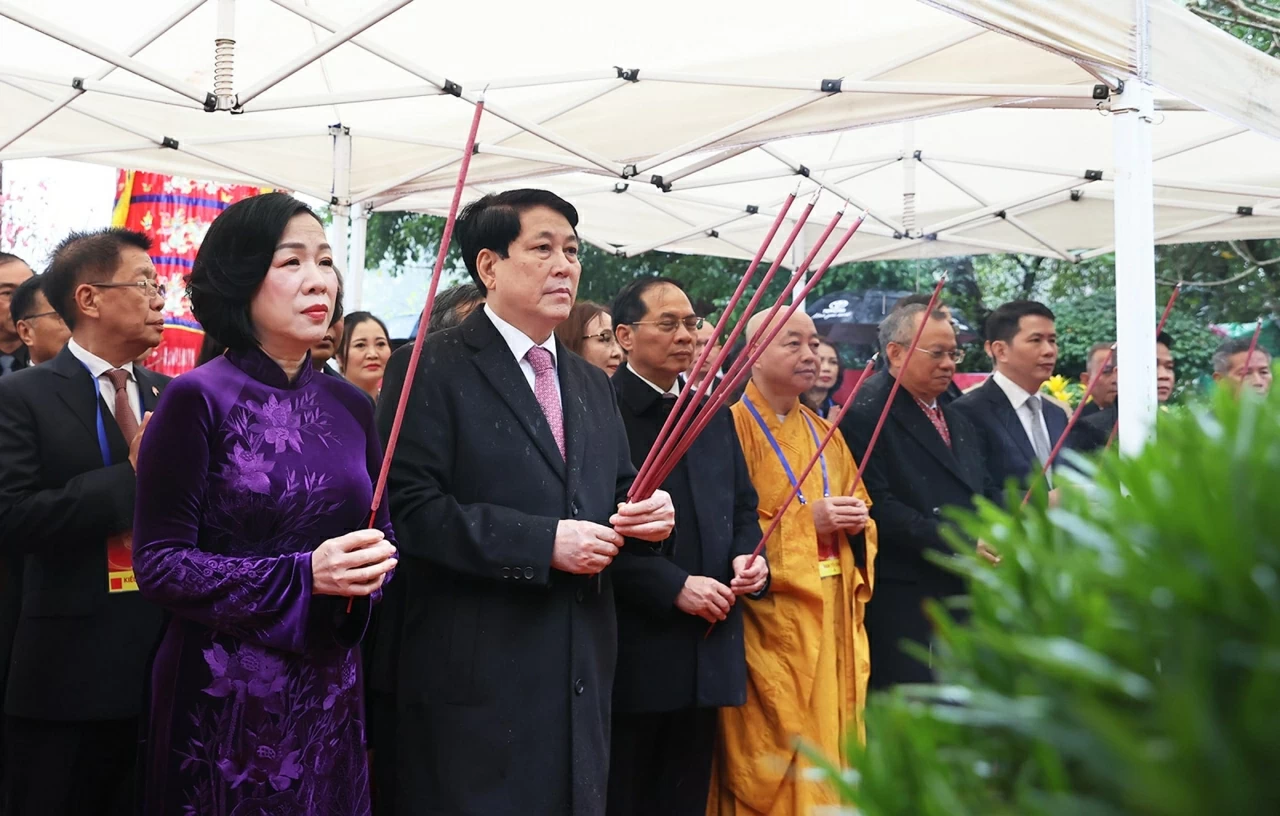 Chủ tịch nước Lương Cường dâng hương tại đền Ngọc Sơn. 