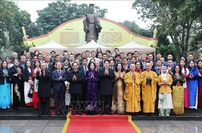 Chủ tịch nước Lương Cường và Phu nhân cùng các đại biểu trước tượng đài Vua Lý Thái Tổ. (Nguồn: TTXVN)