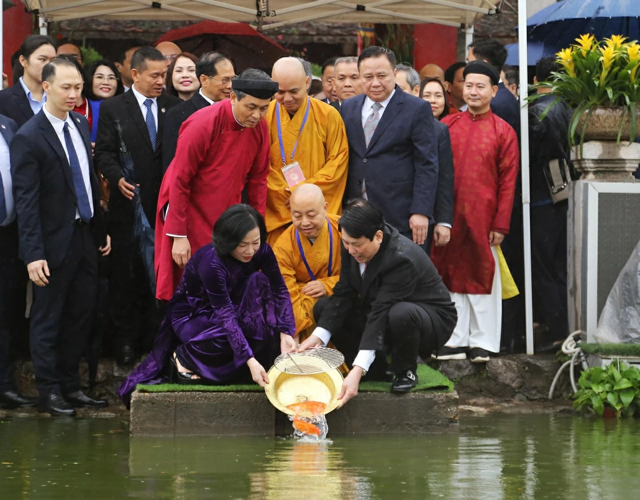 Chủ tịch nước Lương Cường và Phu nhân cùng các đại biểu thả cá chép tại hồ Hoàn Kiếm. Chủ tịch nước Lương Cường và Phu nhân cùng các đại biểu thả cá chép tại hồ Hoàn Kiếm.