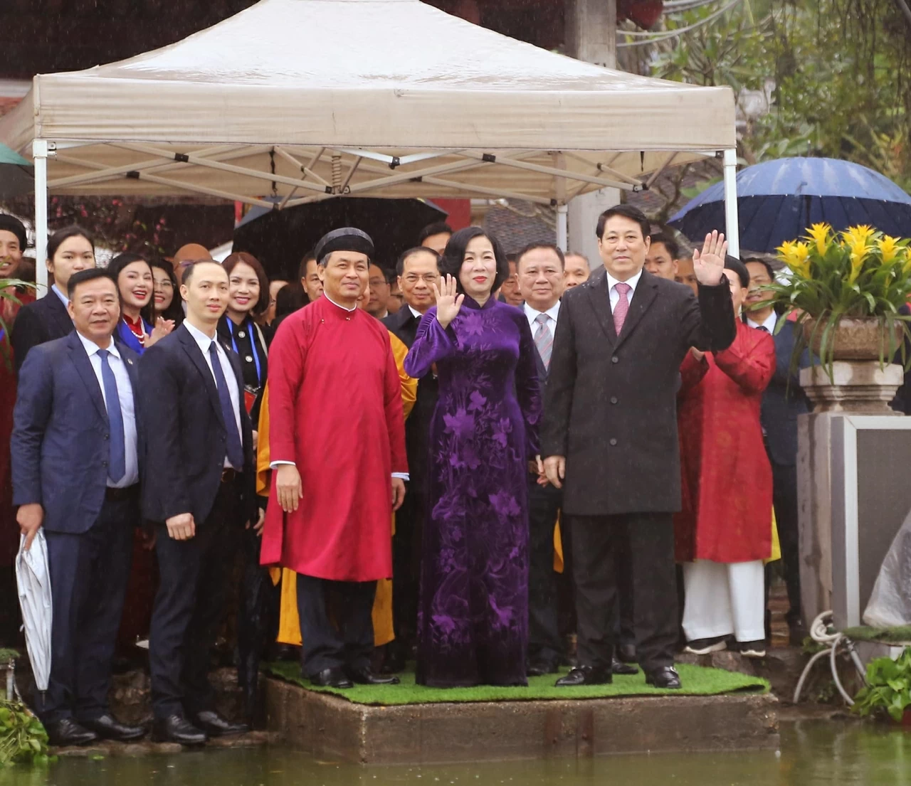 Hoạt động thả cá chép truyền thống lâu đời của người dân Việt Nam là ngày tiễn ông Công ông Táo chầu trời, với ngụ ý Chủ tịch nước Lương Cường cùng đoàn đại biểu kiều bào dâng hương tại đền Ngọc Sơn và thả cá chép tại hồ Hoàn Kiếm