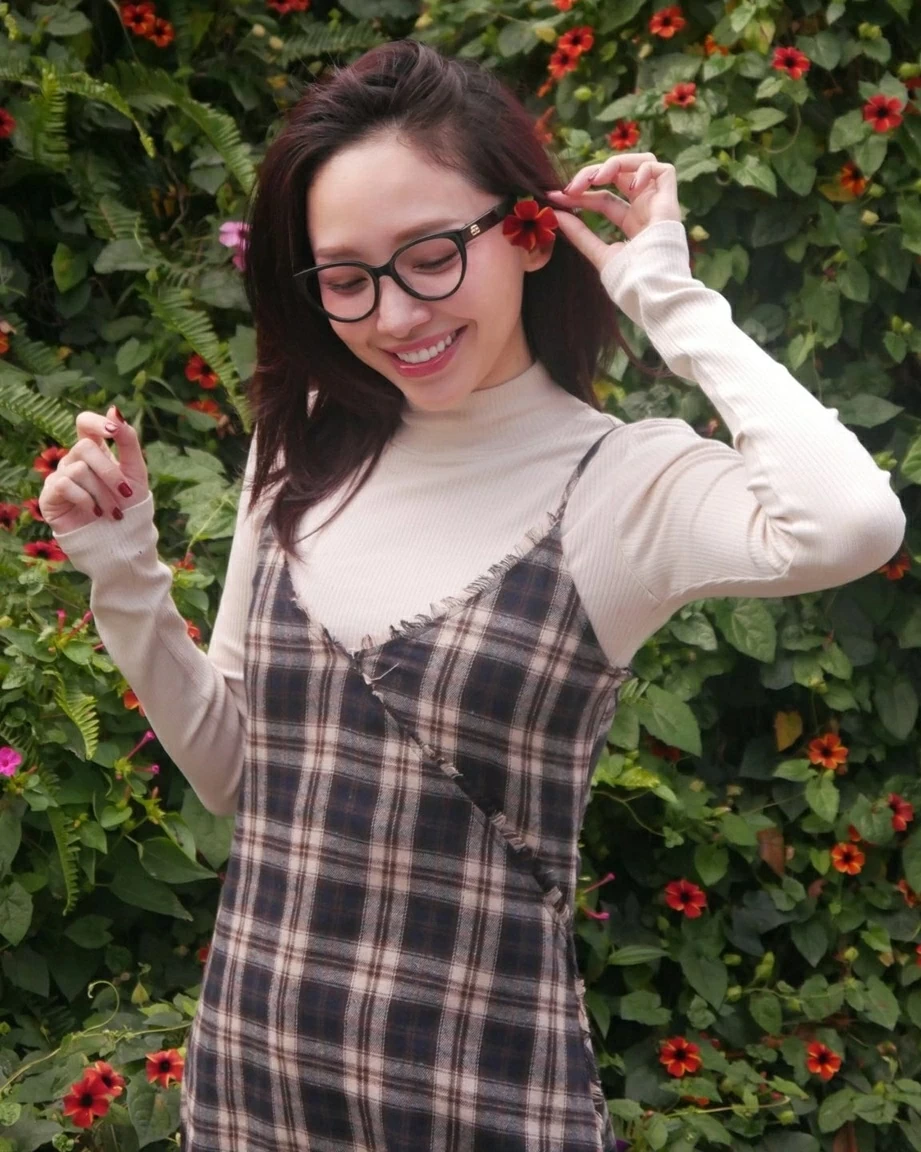 Ca sĩ Tóc Tiên được khen trẻ trung như nữ sinh khi diện đầm kẻ bên hoa đào Đà Lạt