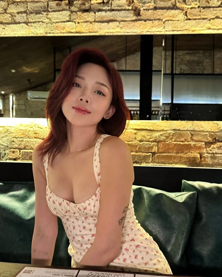 Ca sĩ Tóc Tiên được khen trẻ trung như nữ sinh khi diện đầm kẻ bên hoa đào Đà Lạt