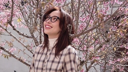 Ca sĩ Tóc Tiên được khen 'lão hoá ngược' trong các trang phục váy áo trẻ trung