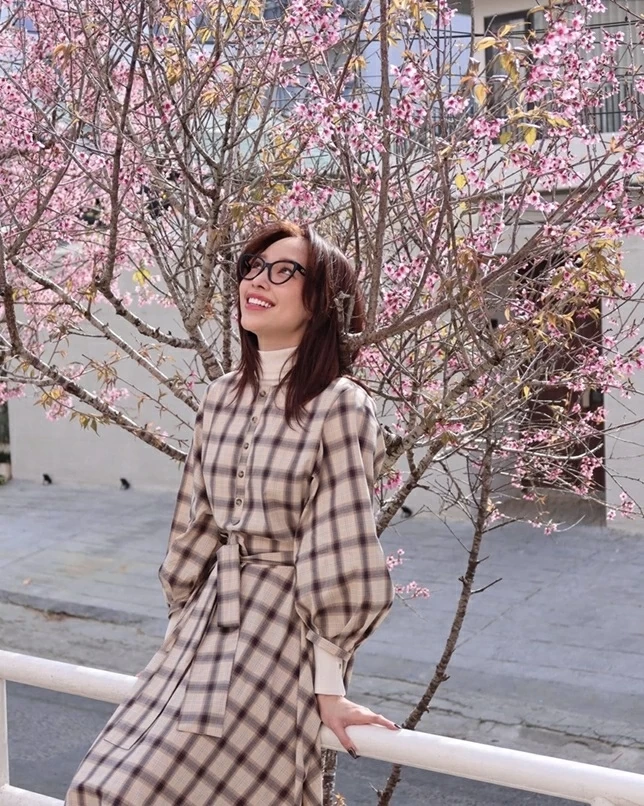 Gần Tết Nguyên đán 2026, Tóc Tiên lên Đà Lạt nghỉ ngơi, ngắm hoa mai anh đào. Cô check-in trong khung cảnh lãng mạn với chiếc đầm kẻ caro của một thương hiệu bình dân.