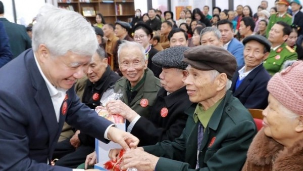 Phó Chủ tịch Thường trực Quốc hội Đỗ Văn Chiến thăm, tặng quà người có hoàn cảnh khó khăn tại tỉnh Phú Thọ