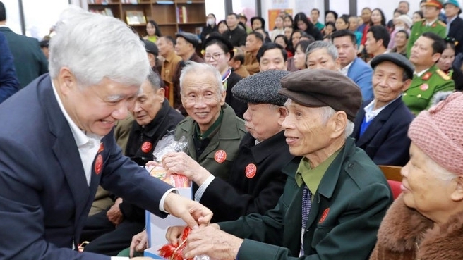 Phó Chủ tịch Thường trực Quốc hội Đỗ Văn Chiến thăm, tặng quà người có hoàn cảnh khó khăn tại tỉnh Phú Thọ