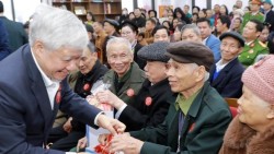 Phó Chủ tịch Thường trực Quốc hội Đỗ Văn Chiến thăm, tặng quà người có hoàn cảnh khó khăn tại tỉnh Phú Thọ