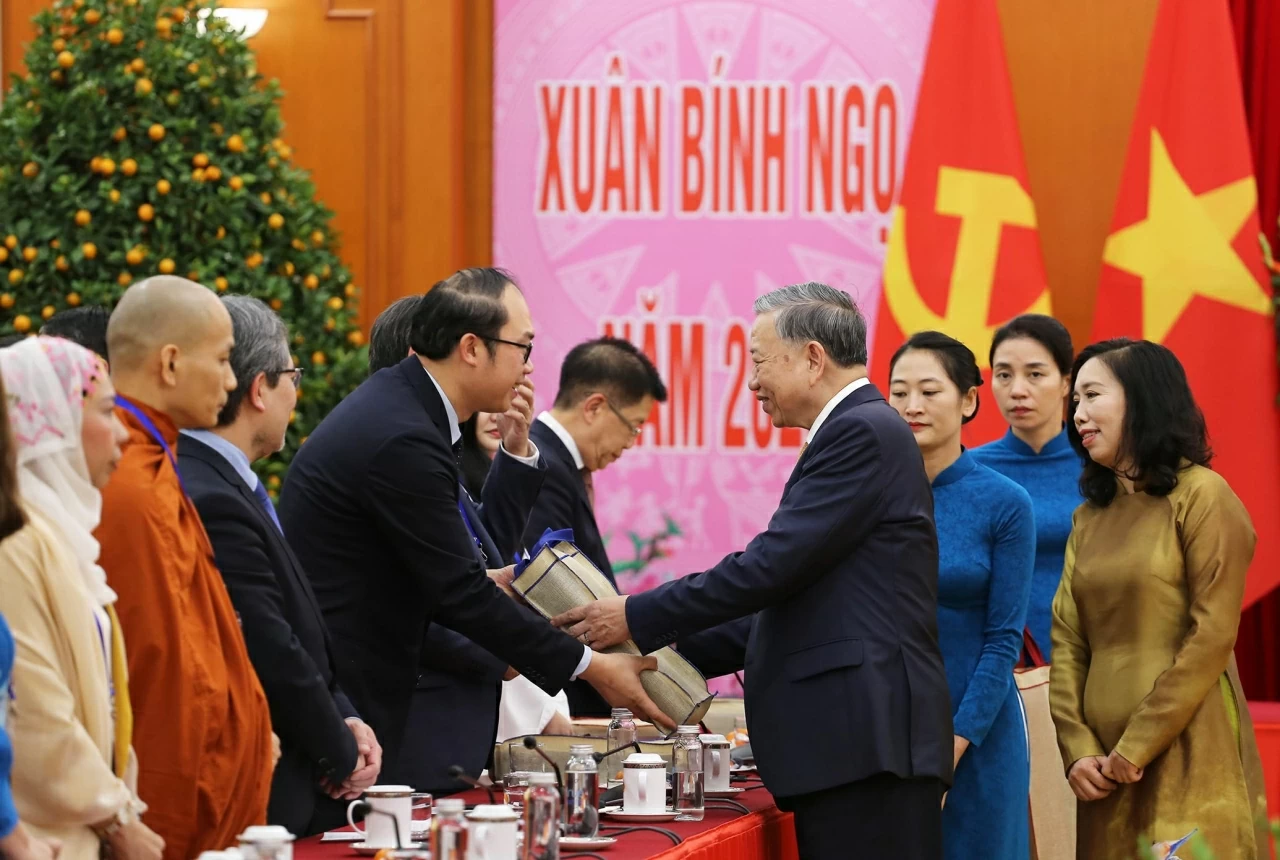 Tổng Bí thư Tô Lâm tặng quà cho kiều bảo tham dự chương trình Xuân Quê hương. (Ảnh: Thành Long)
