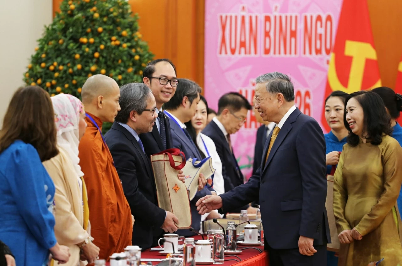 Tổng Bí thư Tô Lâm tặng quà cho kiều bảo tham dự chương trình Xuân Quê hương. (Ảnh: Thành Long)