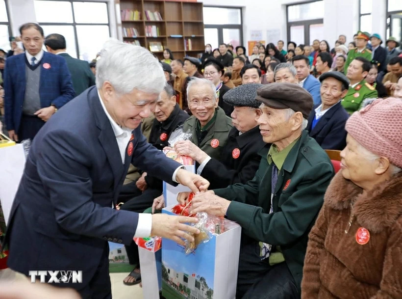 Phó Chủ tịch Thường trực Quốc hội Đỗ Văn Chiến thăm, tặng quà người có hoàn cảnh khó khăn tại tỉnh Phú Thọ