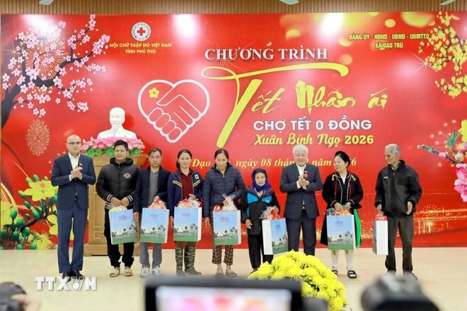 Phó Chủ tịch Thường trực Quốc hội Đỗ Văn Chiến thăm, tặng quà người có hoàn cảnh khó khăn tại tỉnh Phú Thọ