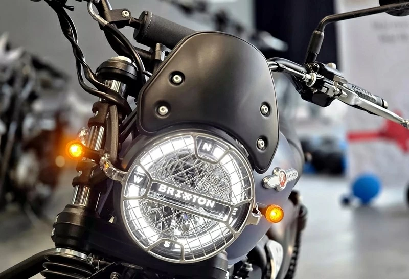 Cromwell 1200 2026 giữ lại cụm đèn tròn mang tính biểu tượng, nhưng được “hiện đại hóa ngầm” bằng công nghệ LED.