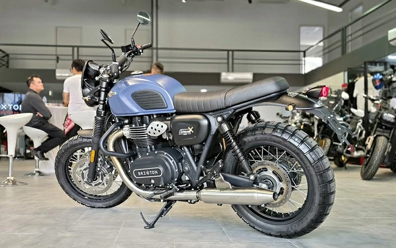 Cromwell 1200 2026 sở hữu phanh ABS hai kênh, hệ thống kiểm soát lực kéo có thể tắt khi cần.