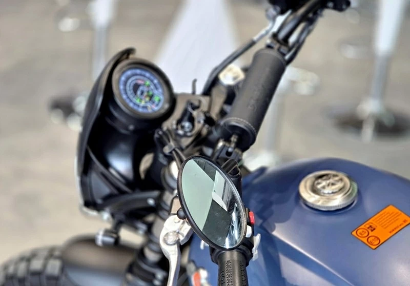 Brixton Cromwell 1200 2026 không hoàn toàn “thuần cơ khí” khi vẫn được trang bị những công nghệ hỗ trợ lái ở mức cần thiết. 