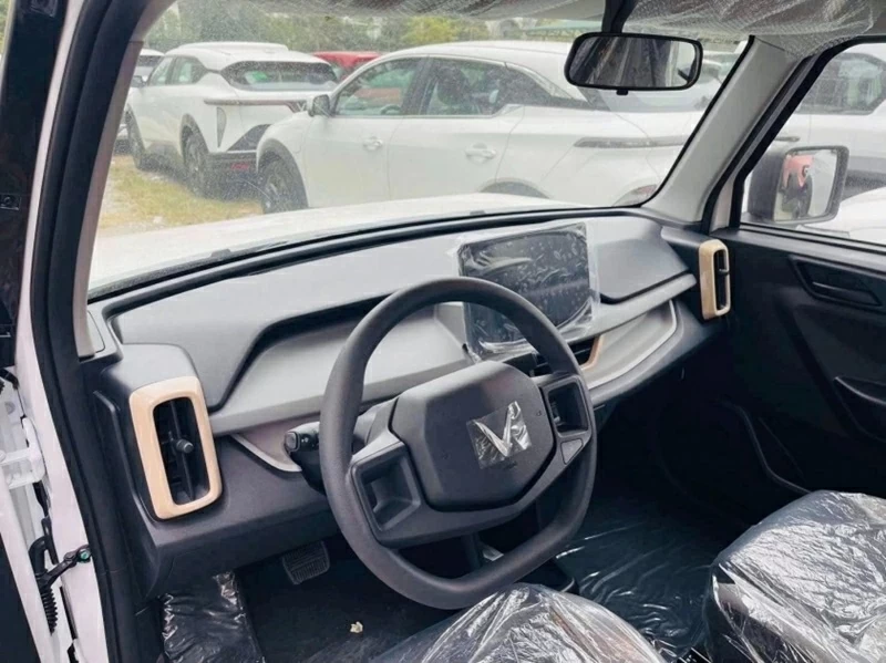 Bên trong khoang cabin, VF 3 Plus tiếp tục theo đuổi phong cách tối giản quen thuộc.