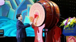 Chủ tịch nước Lương Cường chúc Tết bà con kiều bào và đánh trống khai hội mừng Xuân Quê hương 2026