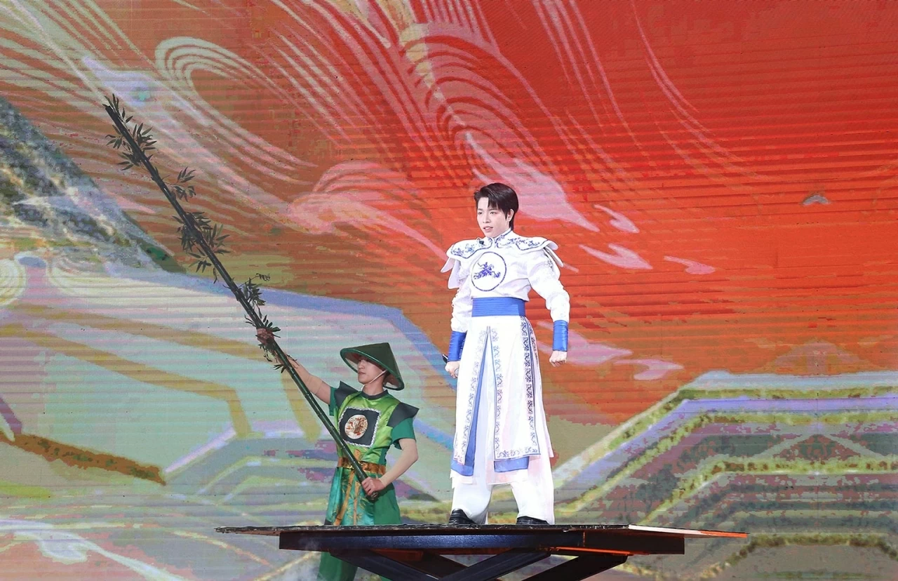 Một số tiết mục biểu diễn văn nghệ. (Ảnh: Thành Long) Một số tiết mục biểu diễn văn nghệ. (Ảnh: Thành Long)