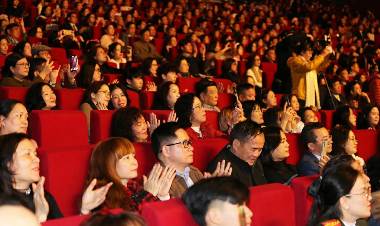 Đoàn kiều bào vỗ tay theo tiếng trống khai hội mừng xuân. (Ảnh: Thành Long)