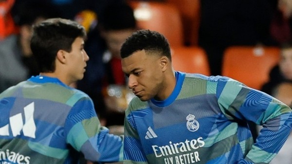 Không ngừng ghi bàn, Mbappe sánh vai cùng 3 huyền thoại