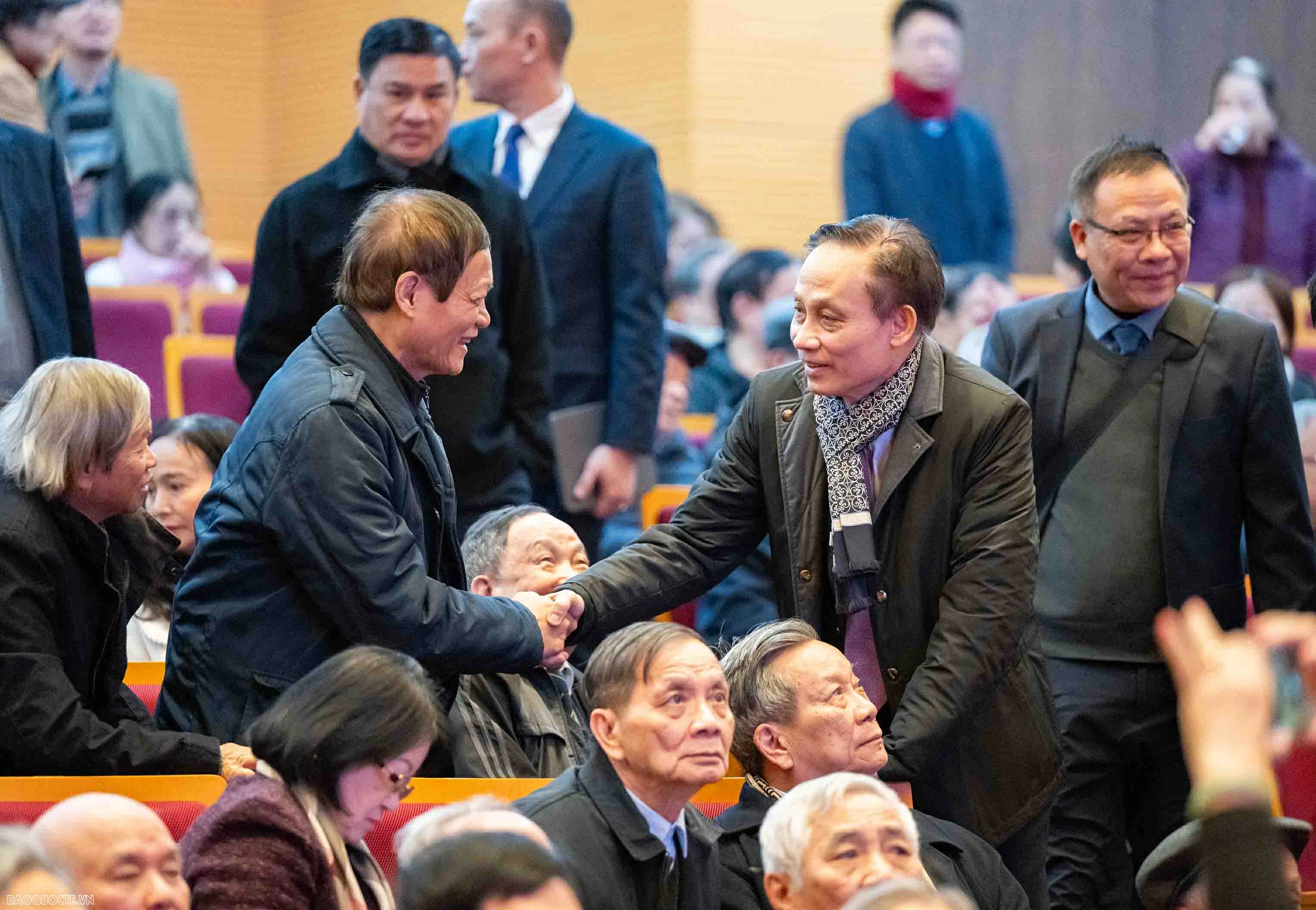 Bộ trưởng Ngoại giao Lê Hoài Trung gặp mặt mừng Xuân, mừng Thọ cán bộ hưu trí