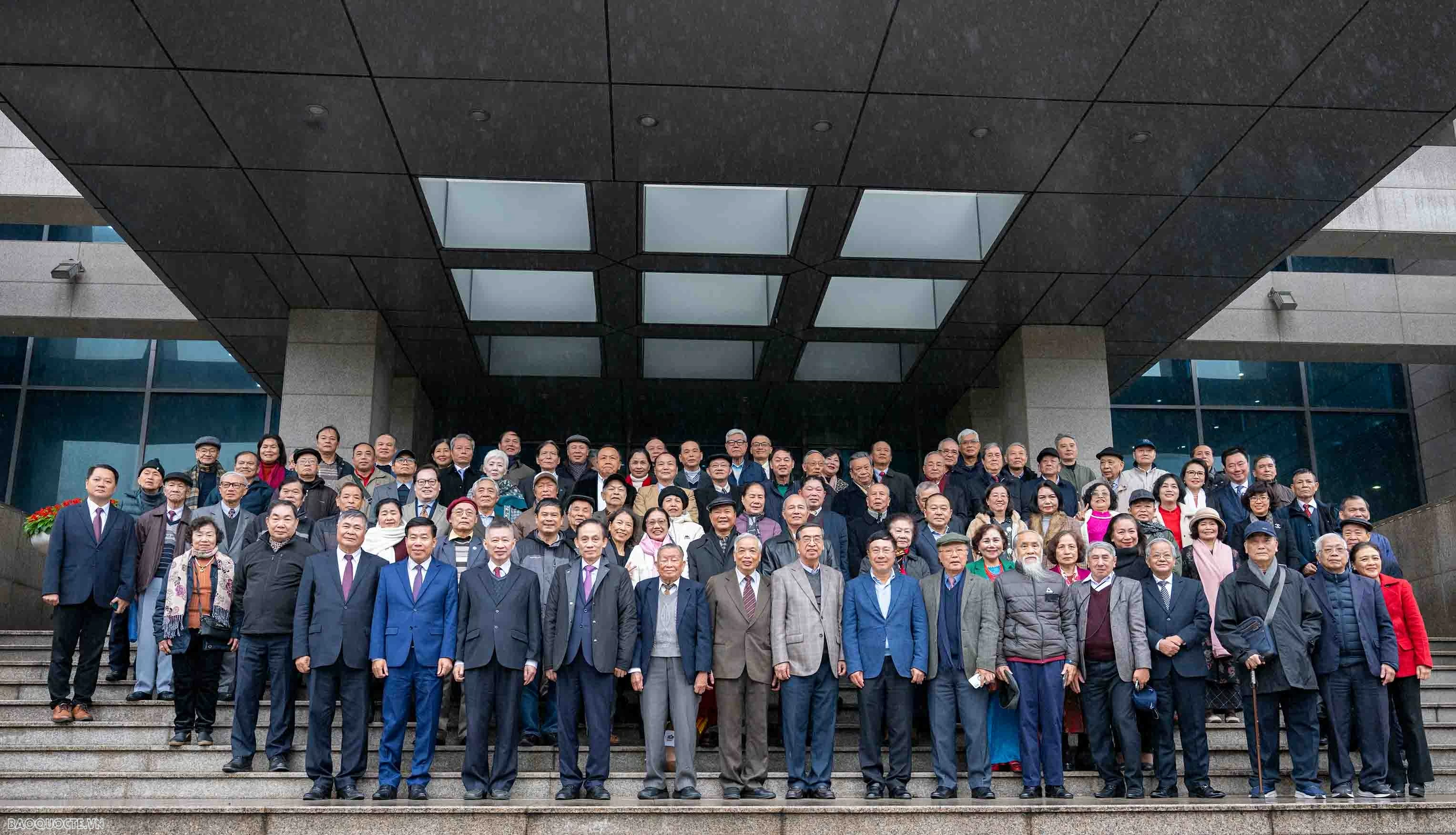 Bộ trưởng Ngoại giao Lê Hoài Trung gặp mặt mừng Xuân, mừng Thọ cán bộ hưu trí Bộ trưởng Ngoại giao Lê Hoài Trung gặp mặt mừng Xuân, mừng Thọ cán bộ hưu trí