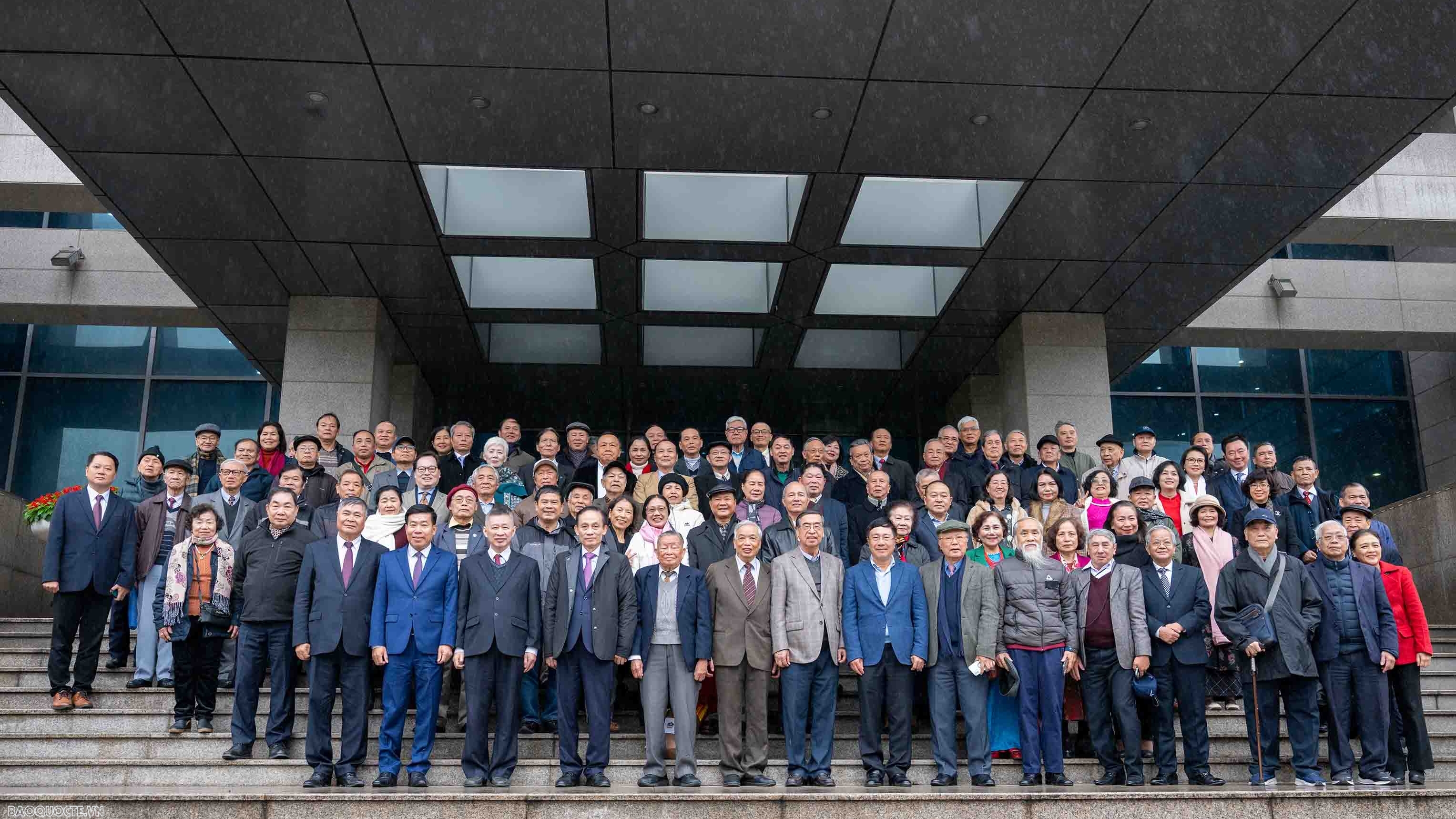 Bộ trưởng Ngoại giao Lê Hoài Trung gặp mặt mừng Xuân, mừng Thọ cán bộ hưu trí