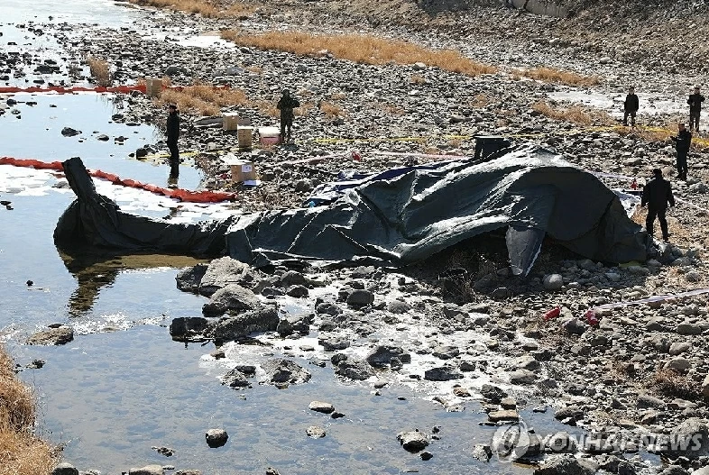 Giới chức phong tỏa hiện trường tại huyện Gapyeong, cách Seoul khoảng 55 km về phía đông bắc, nơi chiếc trực thăng AH-1S Cobra của quân đội Mỹ bị rơi vào ngày 9 tháng 2 năm 2026. (Yonhap)